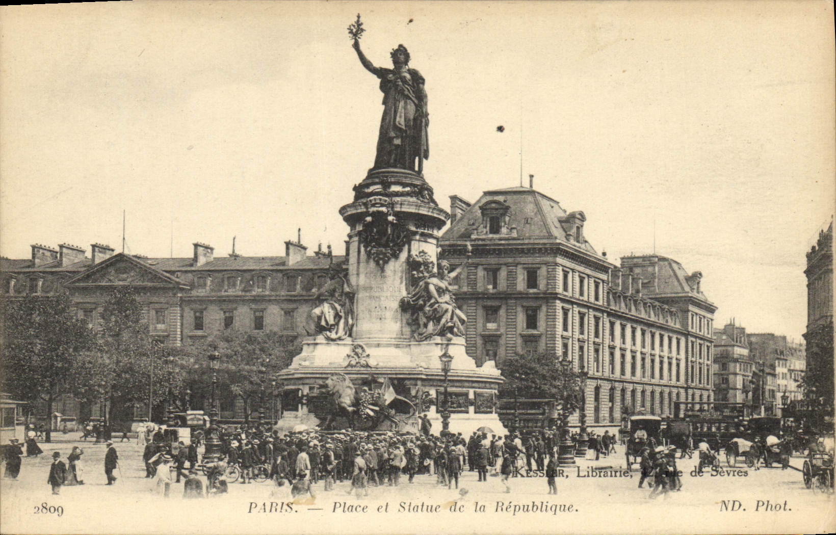 CPA Paris Place et Statue de la Republique