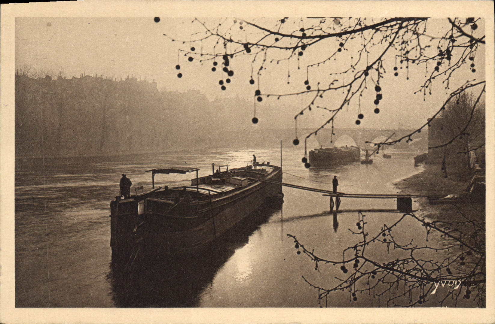 CPA Paris Chaland sur la Seine 