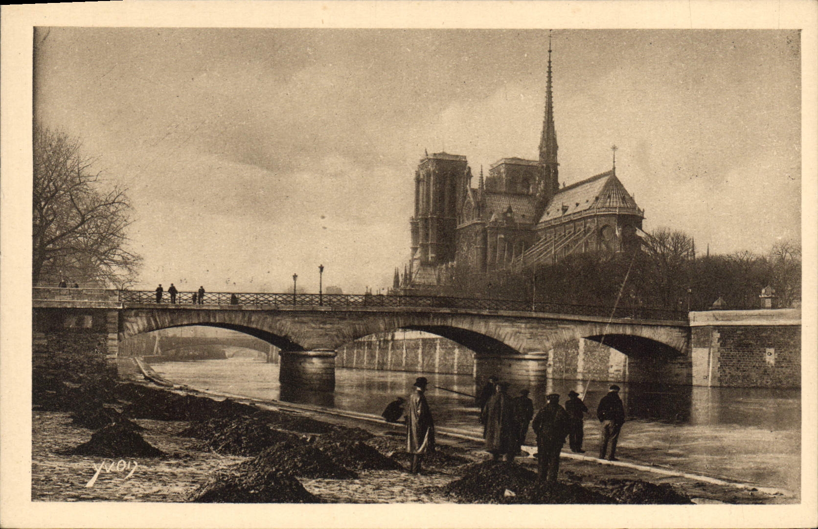 CPA Paris Notre Dame et le Pont de l'Archeveche 