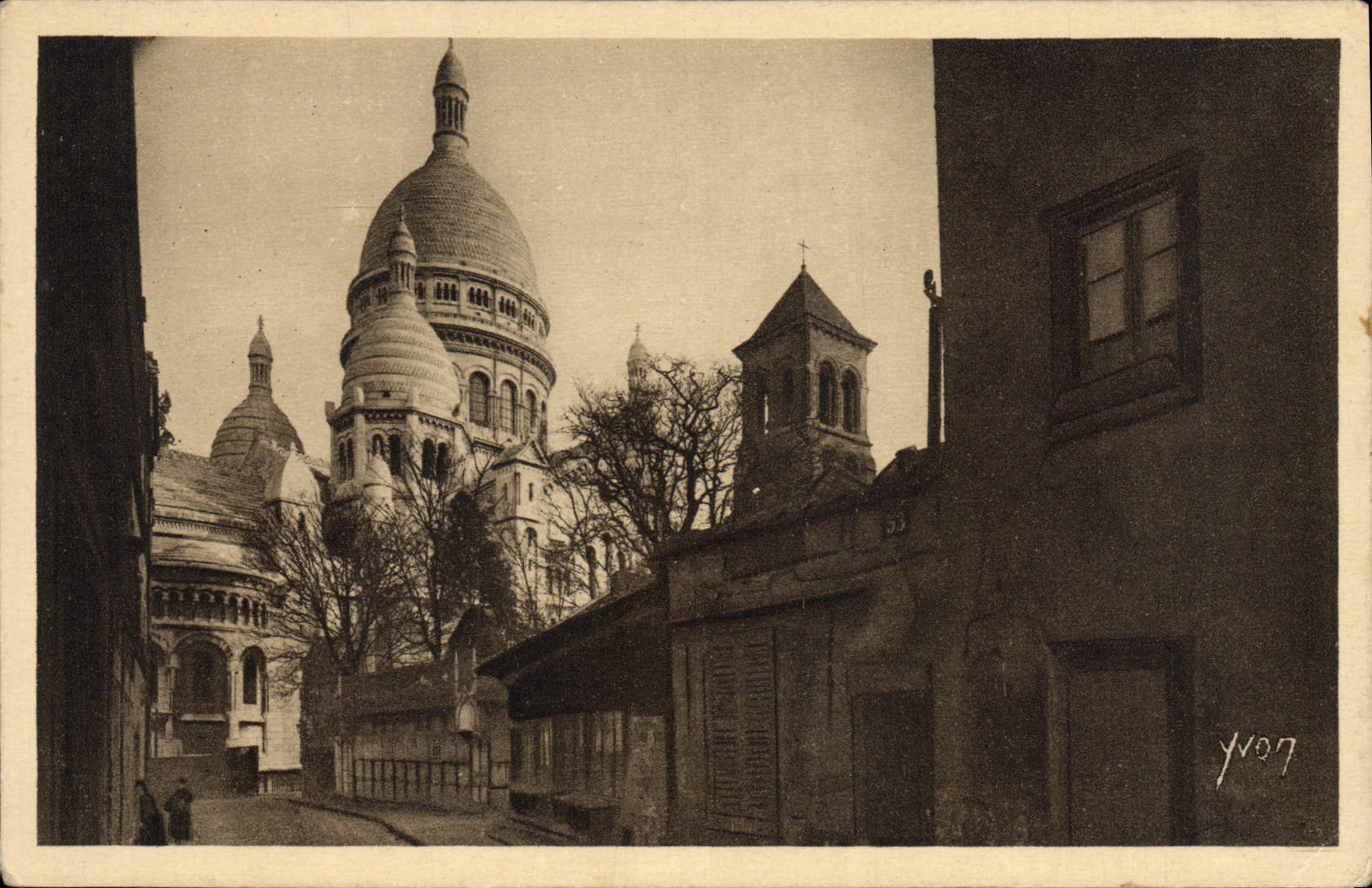 CPA Paris Le Sacre Coeur et le Clocher de l'Eglise Saint Pierre 