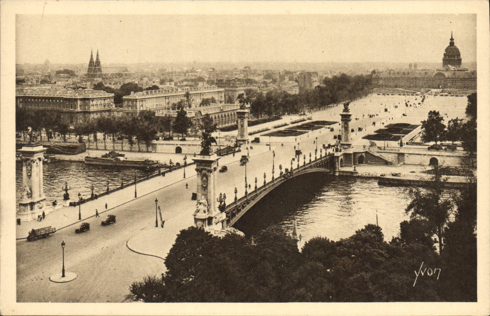 CPA Paris Le Pont Alexandre III et l'Esplanade des Invalides 