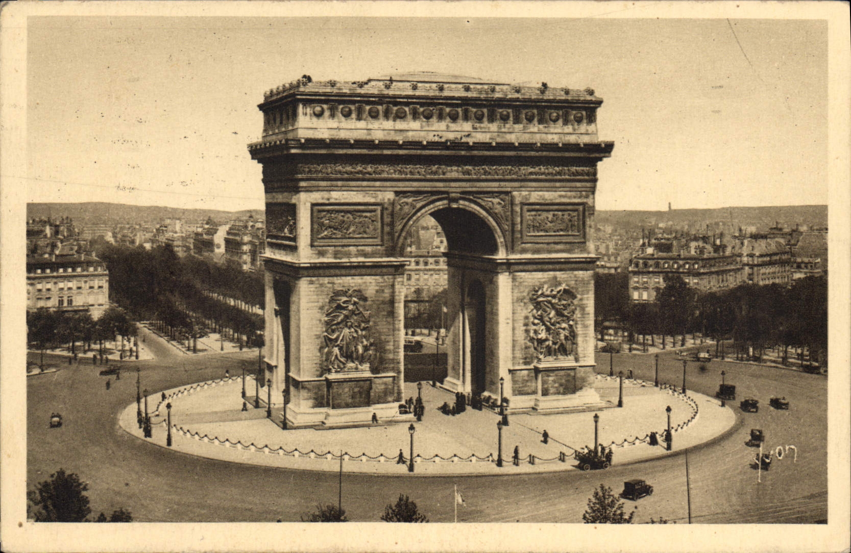 CPA Paris L'Arc de Triomphe et la Place de l'Etoile 