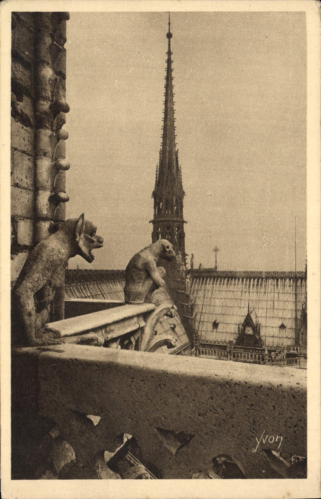 CPA Paris Notre Dame de Paris Detail du Chevet 