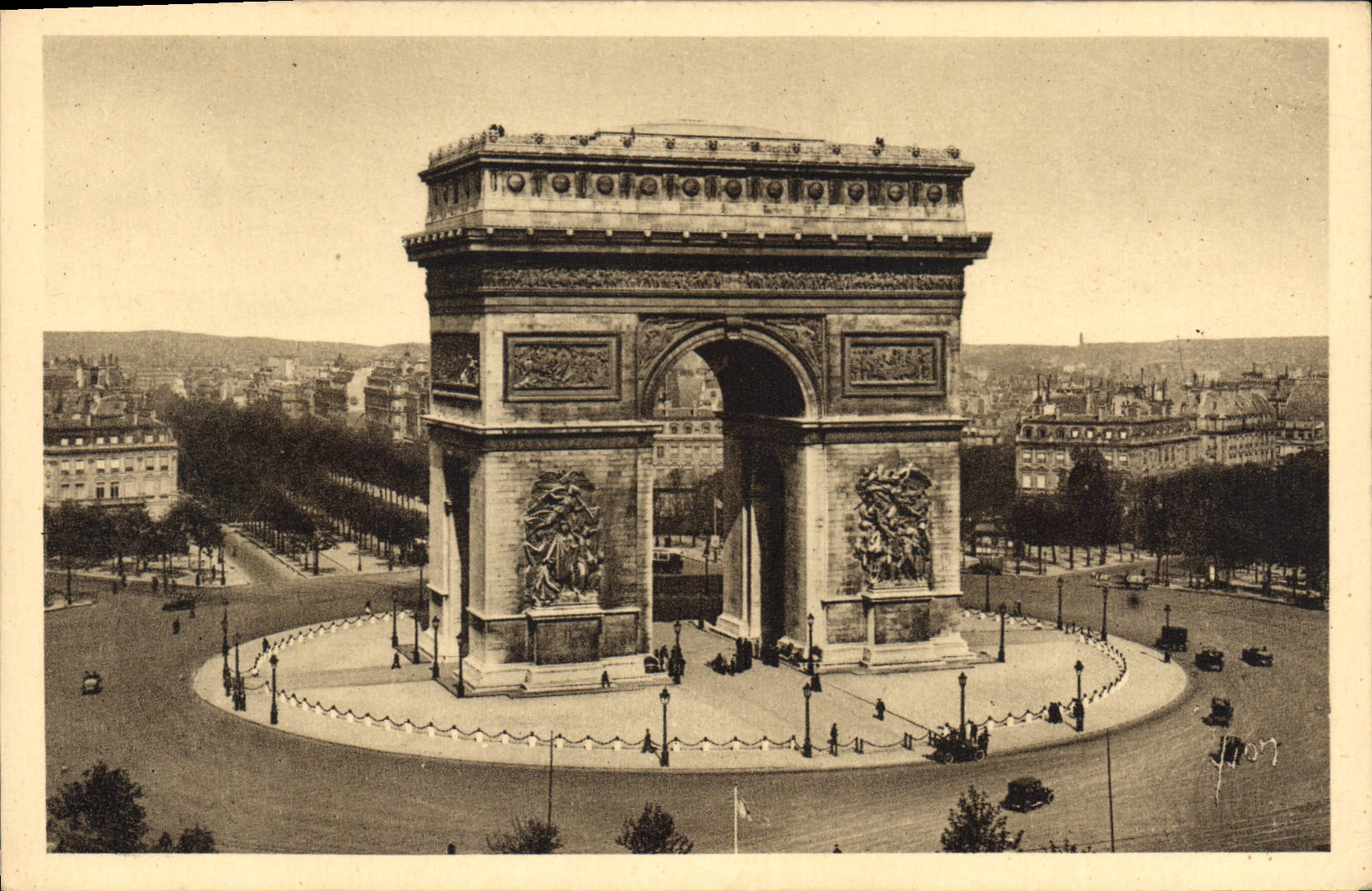 CPA Paris L'Arc de Triomphe et la Place de l'Etoile 