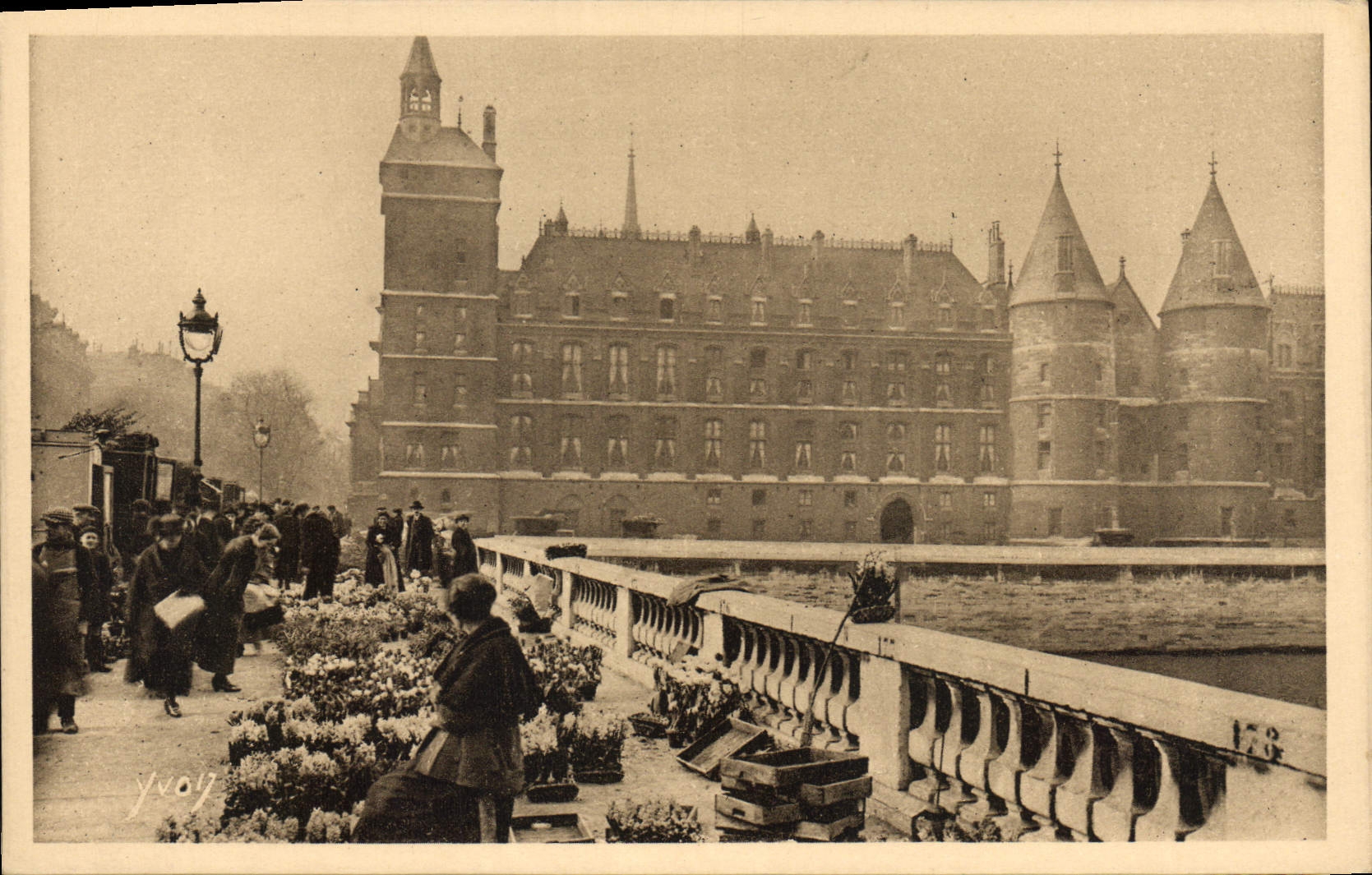 CPA Paris Marche aux fleurs du Pont au Change et la Conciergerie 