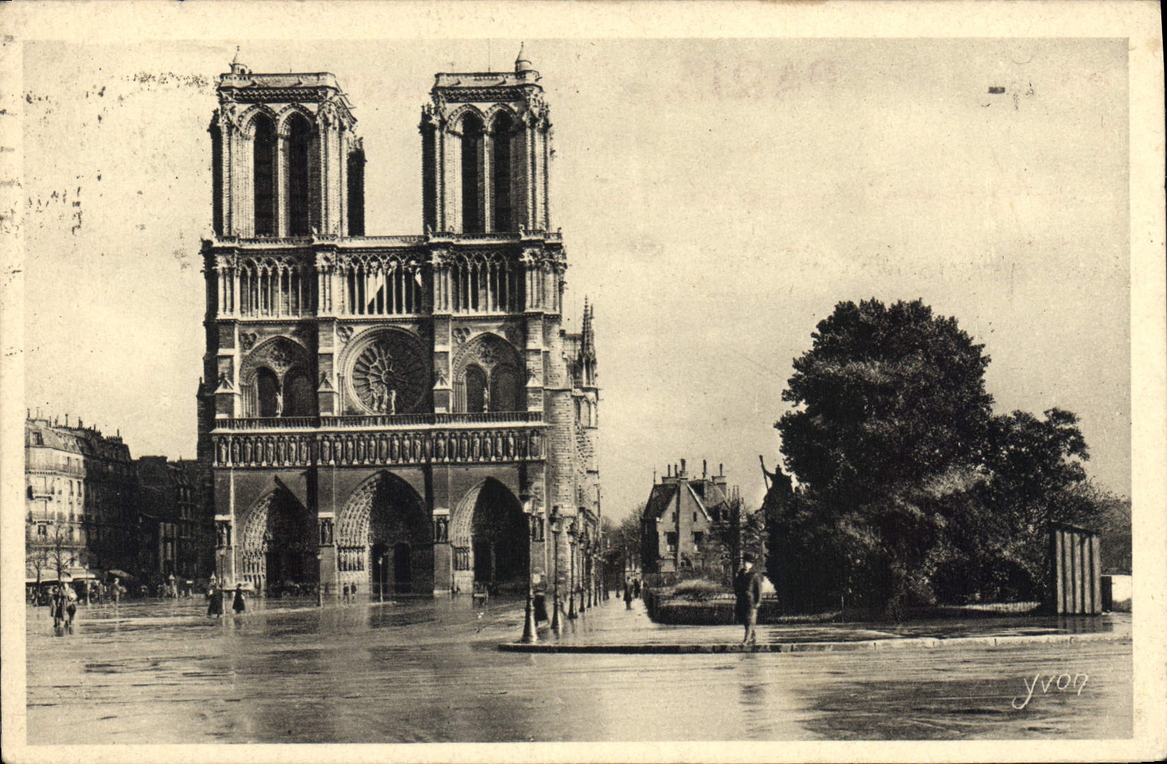 CPA Paris Le Parvis et la Facade de Notre Dame 