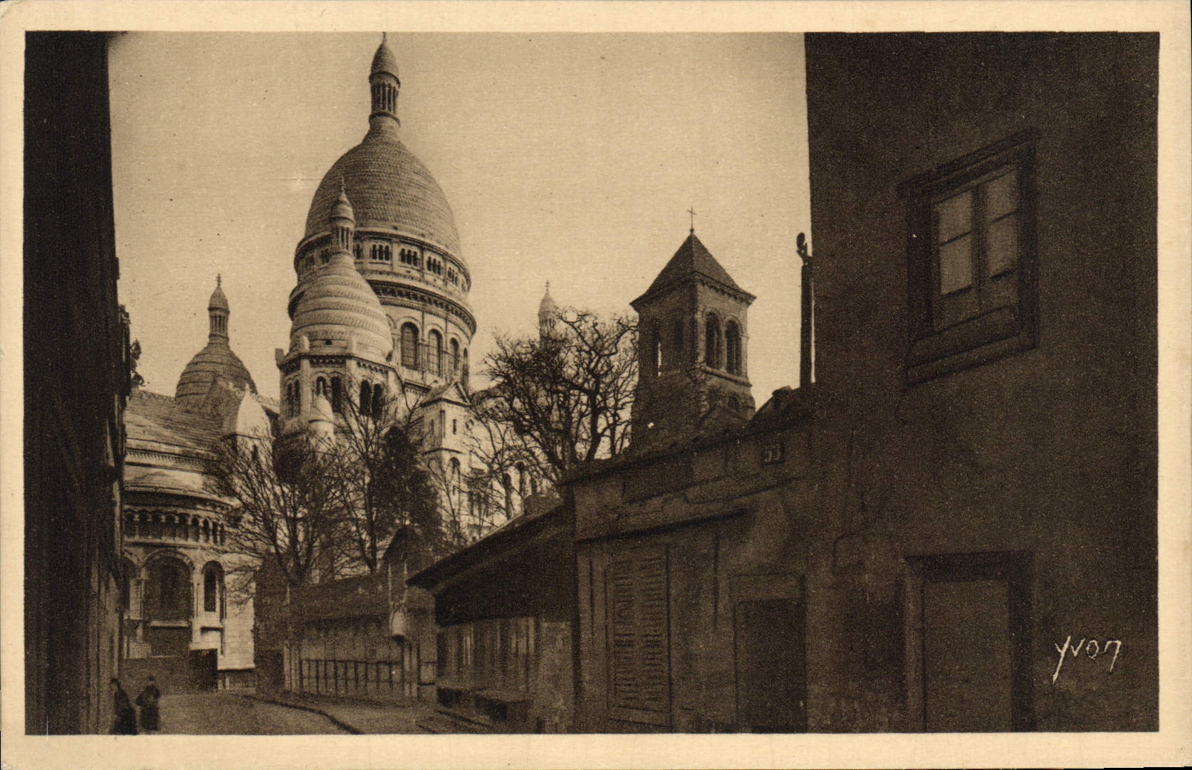 CPA Paris Le Sacre Coeur et le Clocher de l'Eglise Saint Pierre