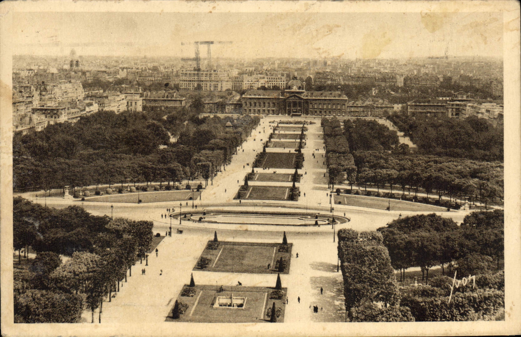 CPA Paris Le Champ de Mars vu de la Tour Eiffel dans le fond l'Ecole Militaire 