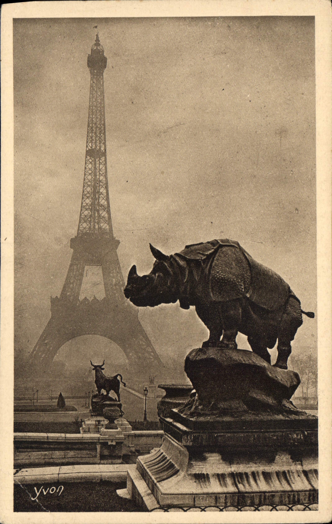 CPA Paris La Tour Eiffel vue des Jardins du Trocadero Rhinoceros 
