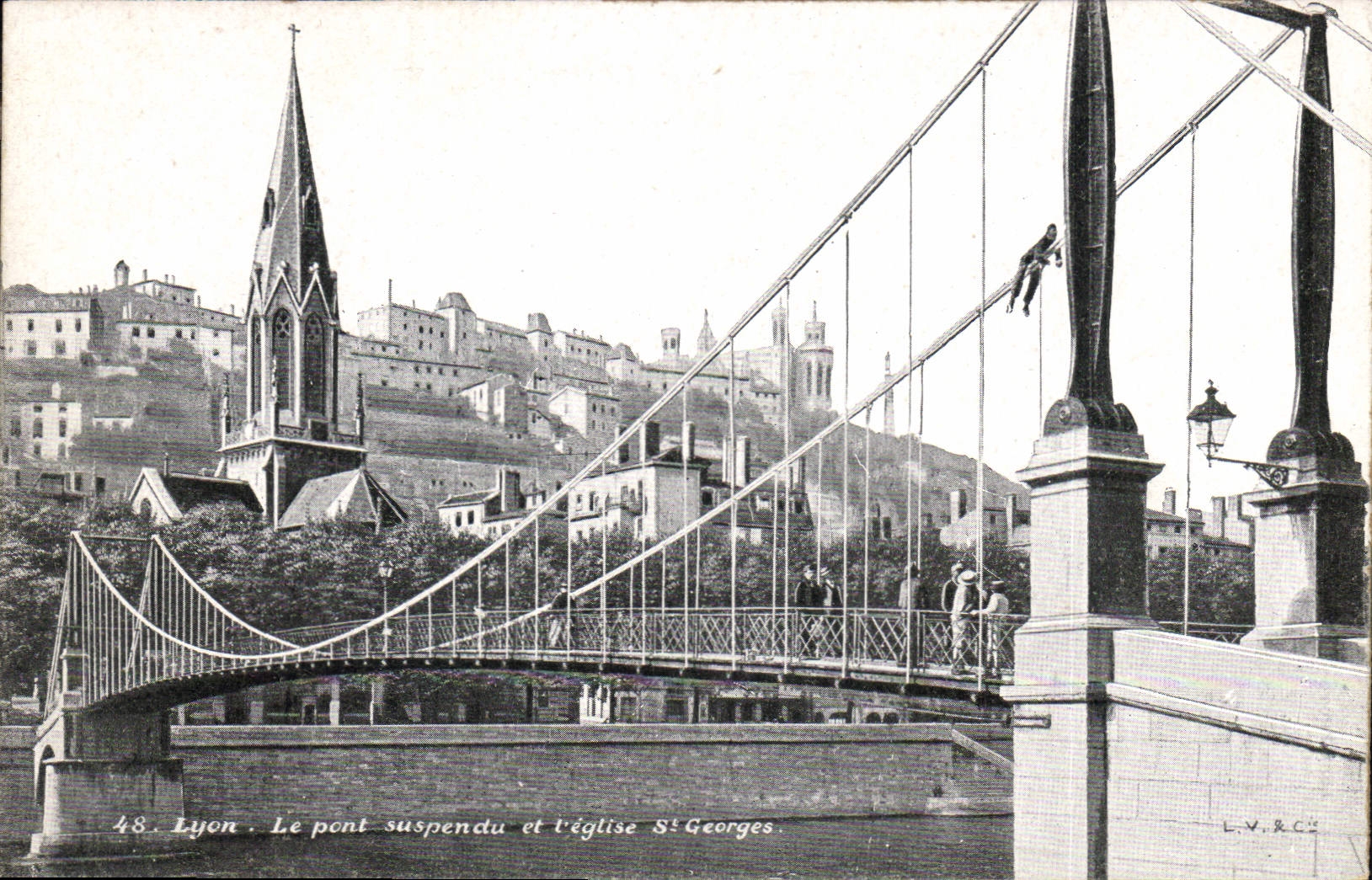 CPA Lyon Le pont suspendu et l'Eglise St Georges
