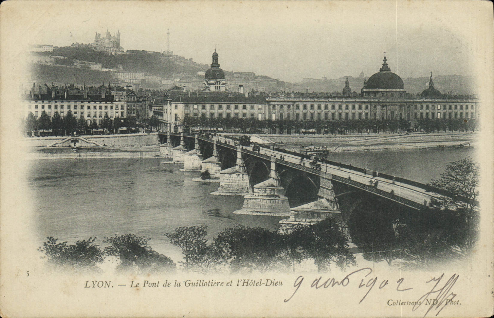 CPA Lyon Le Pont de la Guillotiere et l'Hotel Dieu