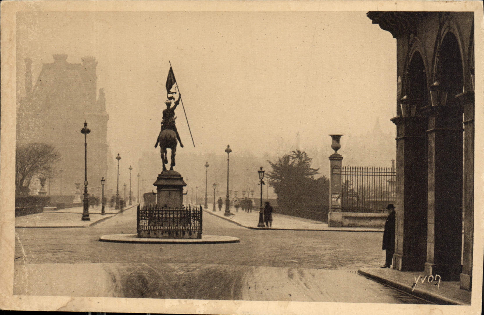 CPA Paris Statue de Jeanne d'Arc et Avenue Paul Deroulede 