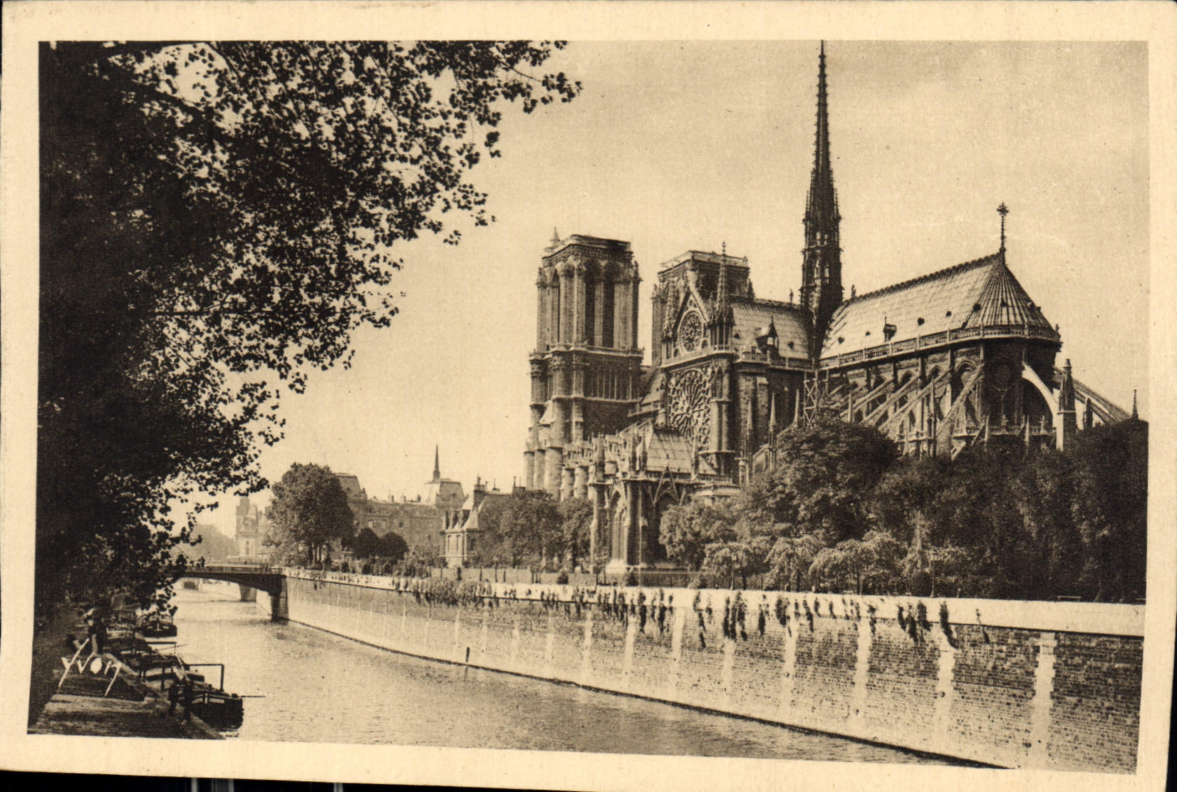 CPA Paris Notre Dame et le Square de l'Archeveche 