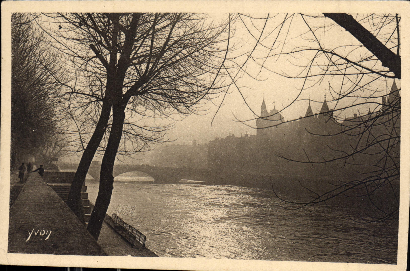 CPA Paris La Seine au Quai du Louvre 