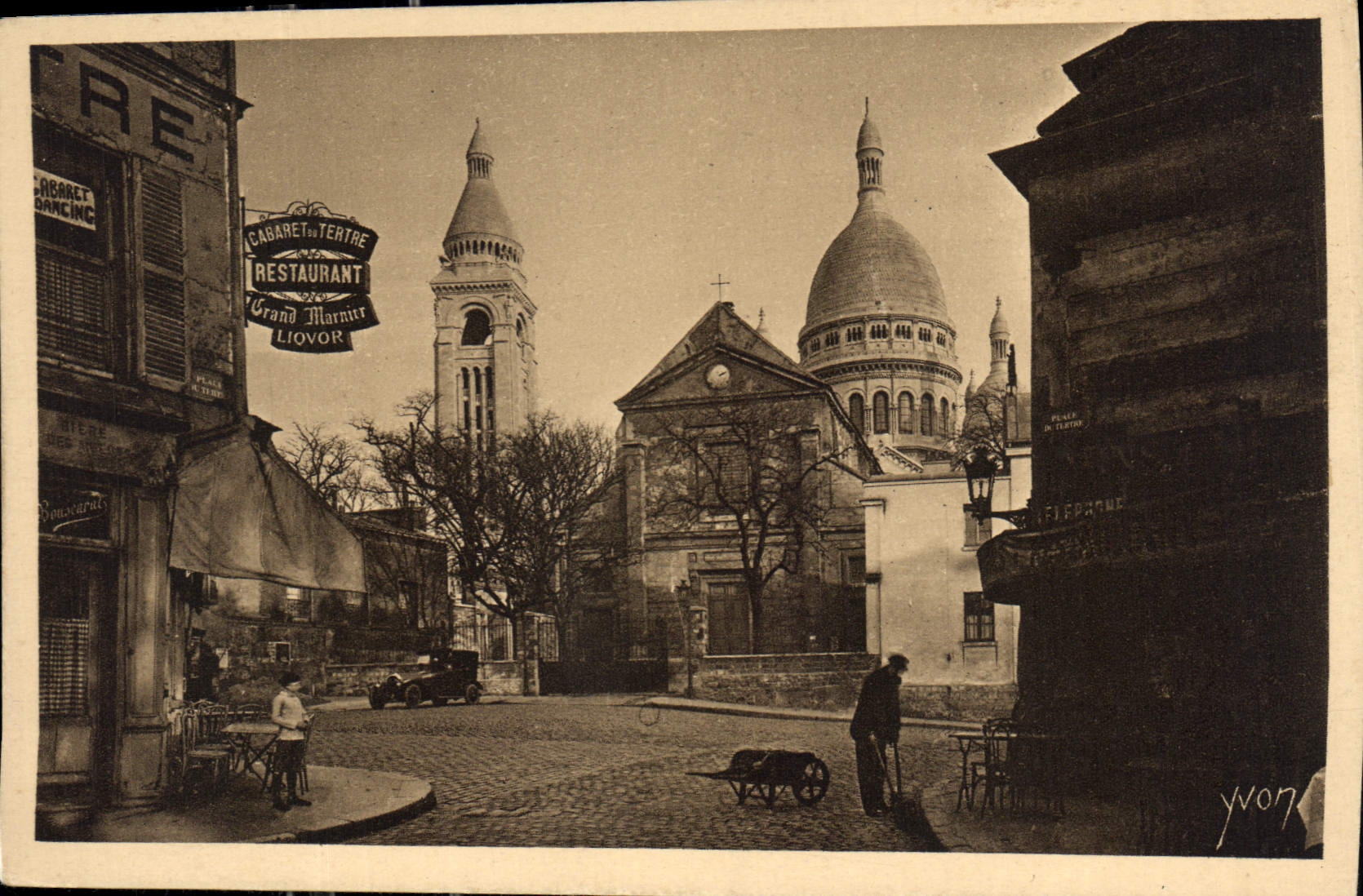 CPA Paris Montmartre Le Sacre Coeur vu de la Place du Tertre