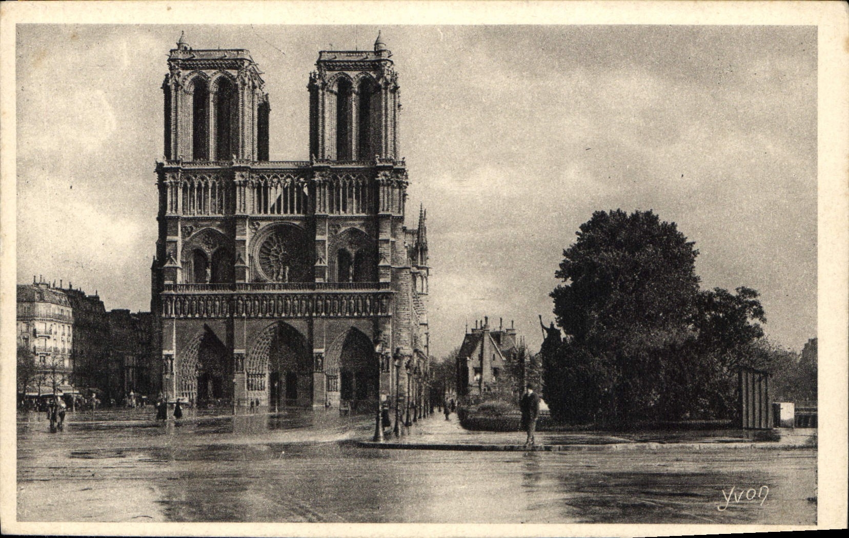 CPA Paris Le Parvis de Notre Dame
