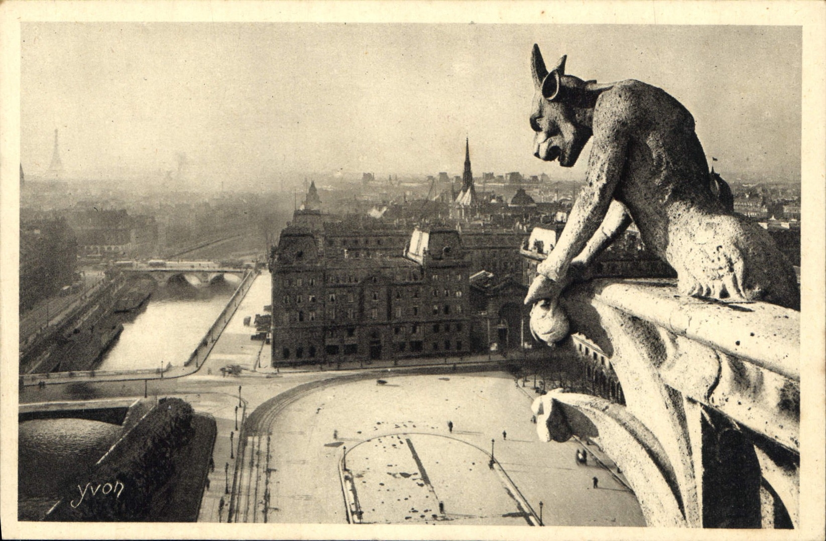 CPA Paris Notre Dame de Paris Le Parvis de Notre Dame et perspective sur la Seine 