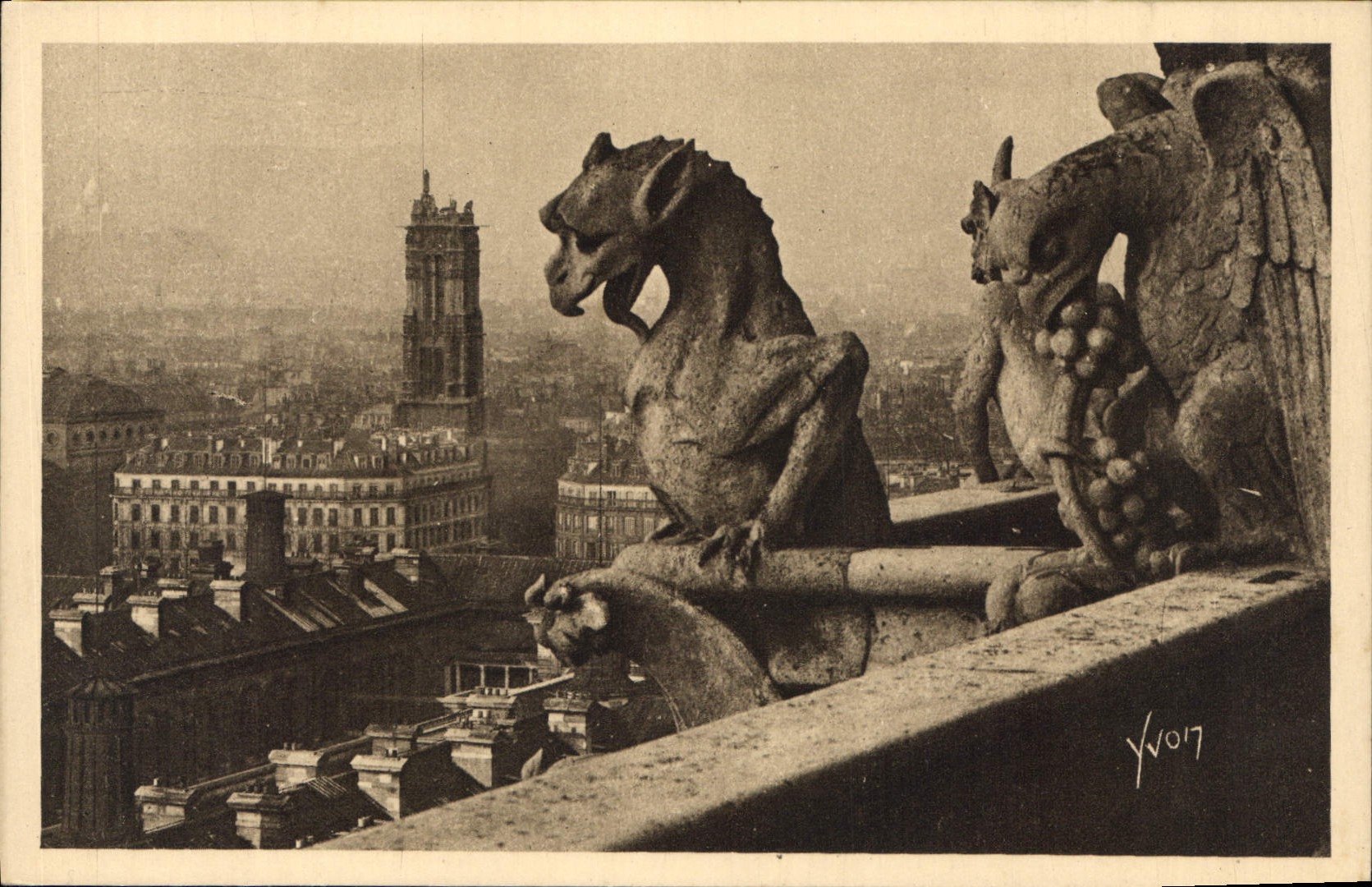 CPA Paris Notre Dame de Paris A gauche des chimeres la Tour St Jacques et le Sacre Coeur 