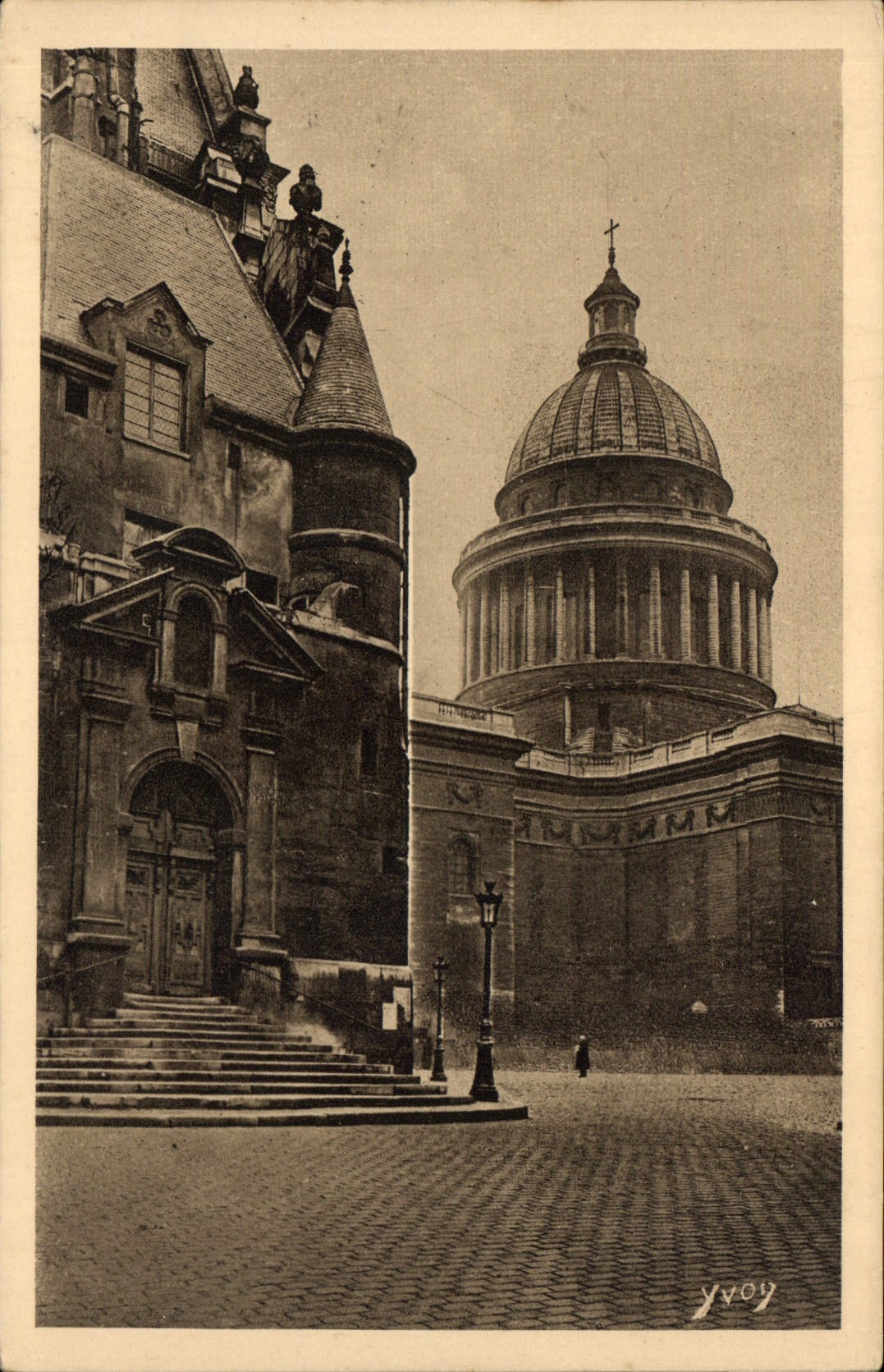 CPA Paris Entree laterale de l'Eglise St Etienne du Mont et Dome du Pantheon 
