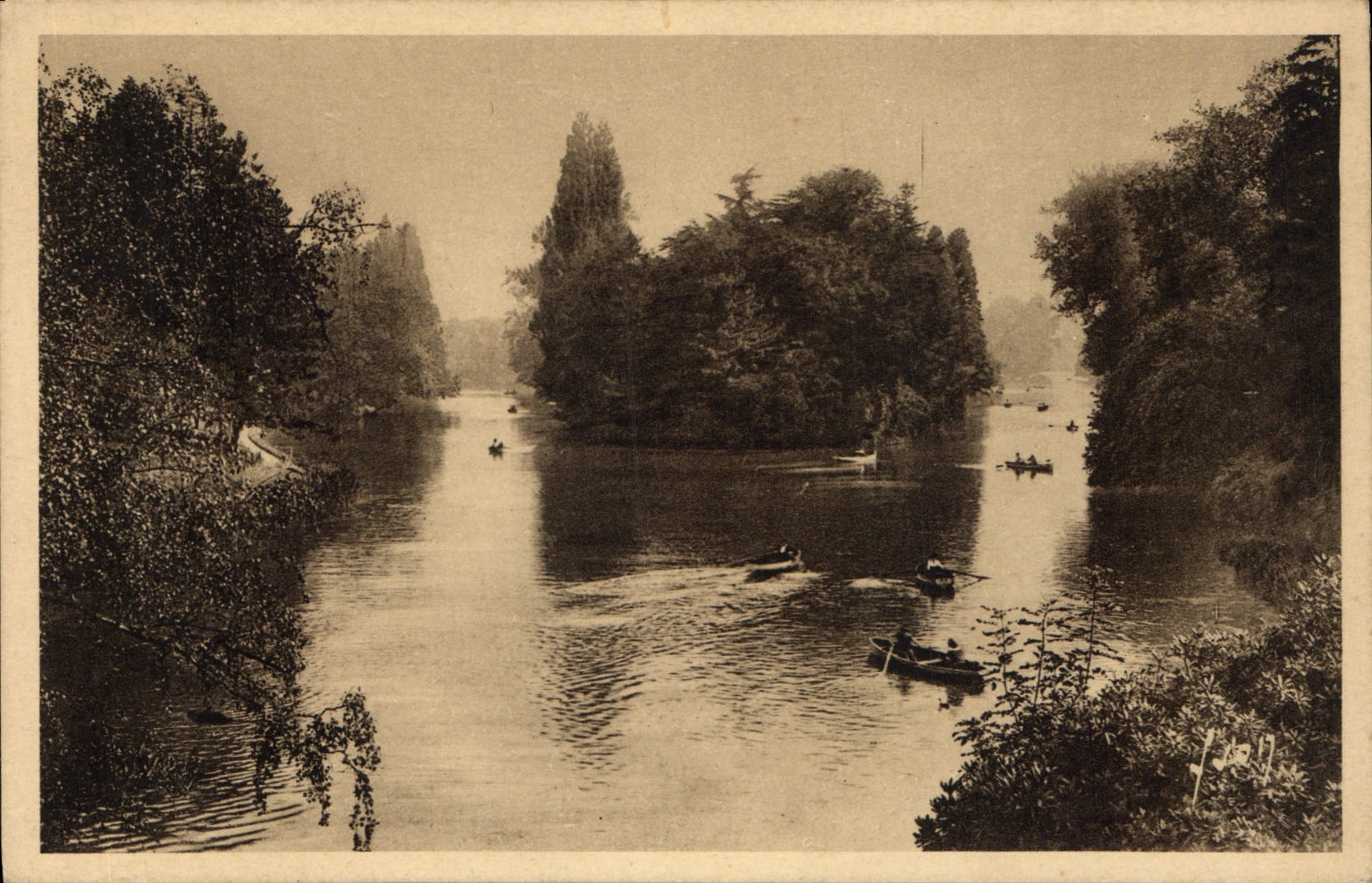 CPA Paris Bois de Boulogne Le Lac interieur