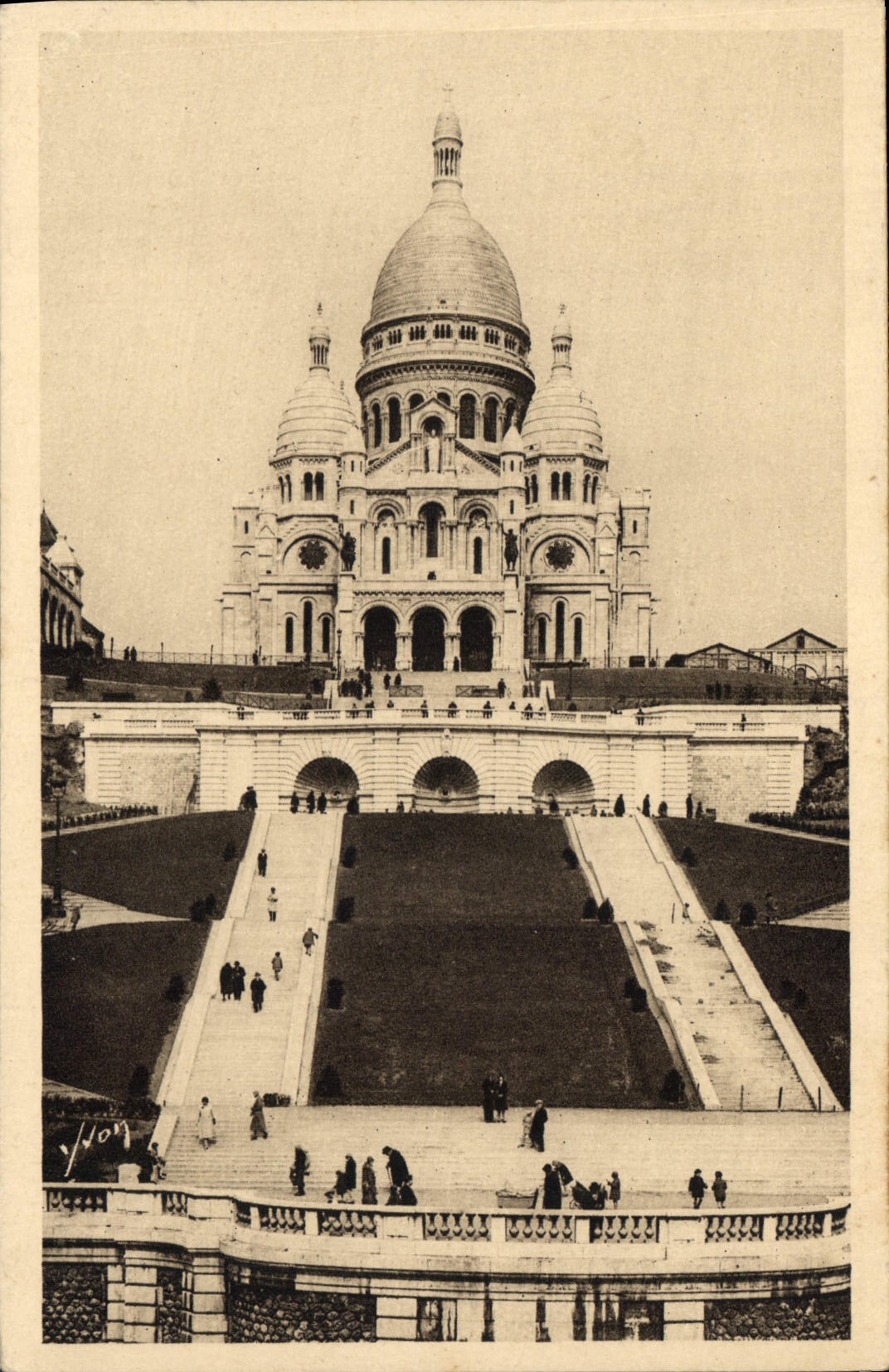 CPA Paris Le Sacre Coeur de Montmartre et l'Escalier Monumental