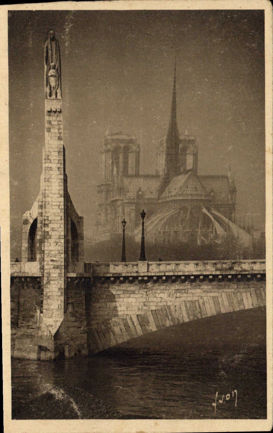 CPA Paris Notre Dame et Statue de Ste Genevieve 