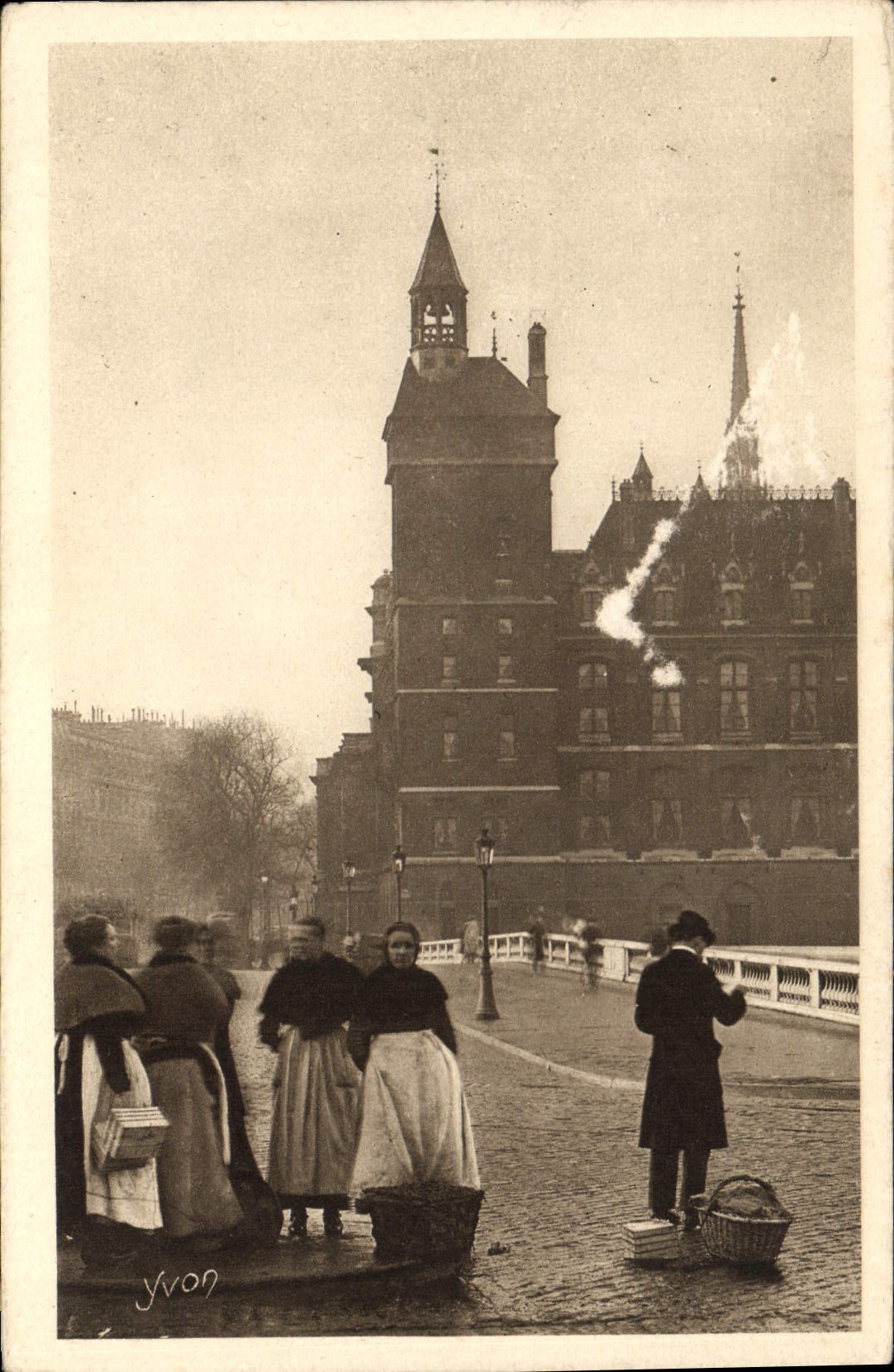 CPA Paris La Tour de l'Horloge Retour des Halles