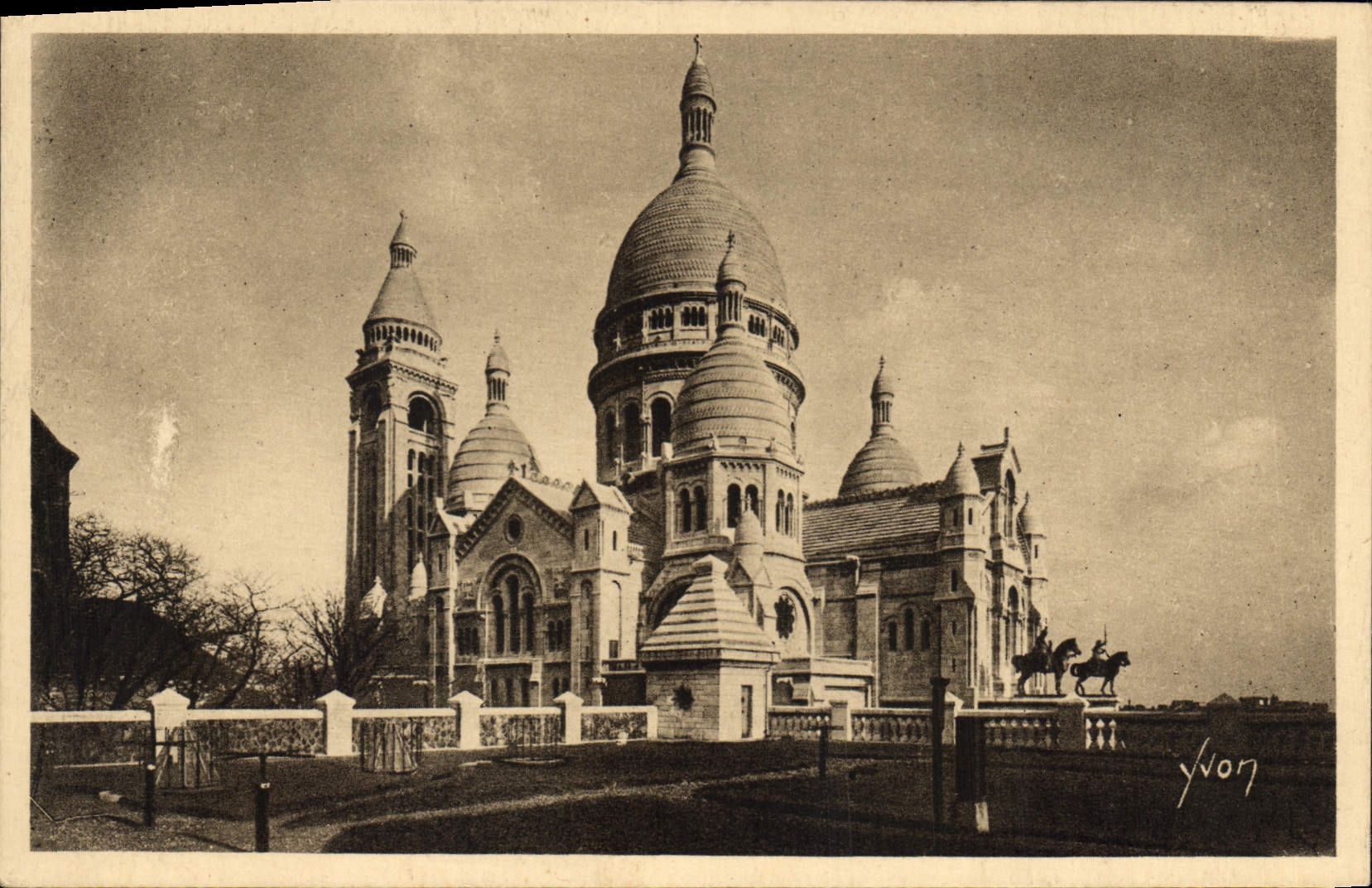 CPA Paris Ensemble de la Basilique du Sacre Coeur