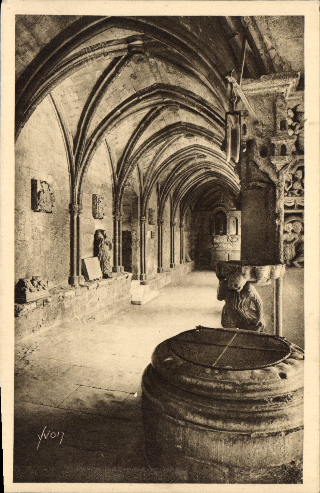 CPA Arles Bouches du Rhone Galerie du Cloitre de St Trophime 