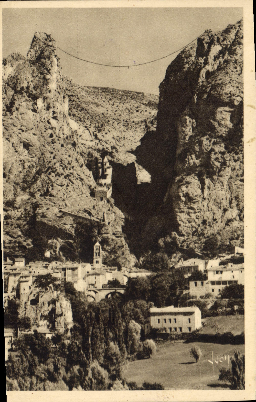 CPA Moustiers Ste Marie Basses Alpes La falaise dominant la ville et la chaine reliant les bords de 