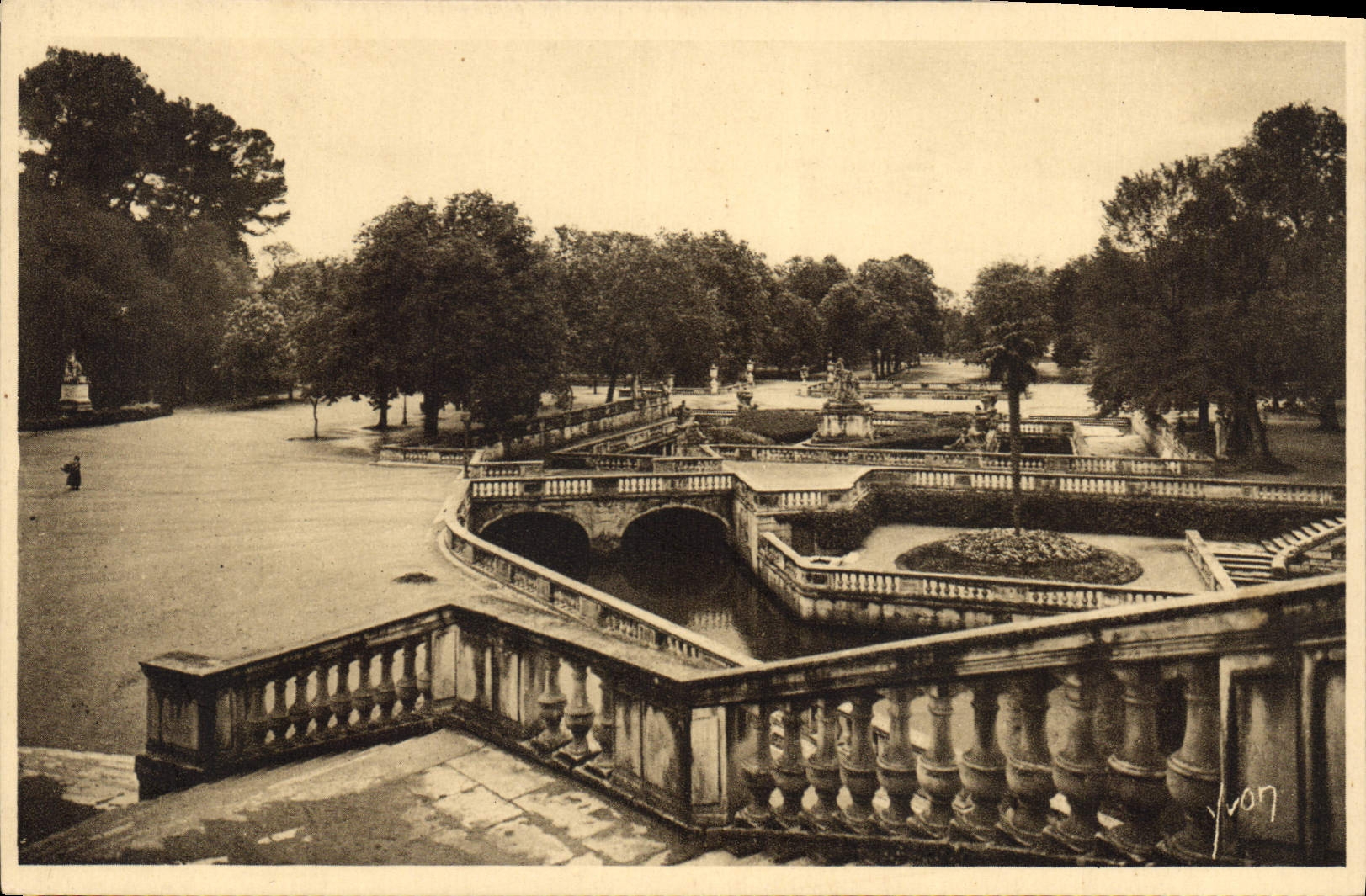CPA Nimes Gard Jardin de la Fontaine Vue d'ensemble des Bains Romains