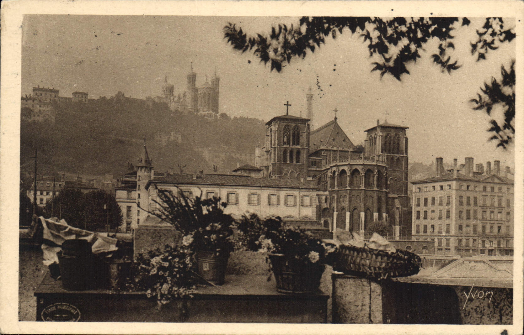 CPA Lyon Rhone Vue sur la Cathedrale Saint Jean et la Basilique de Fourviere 
