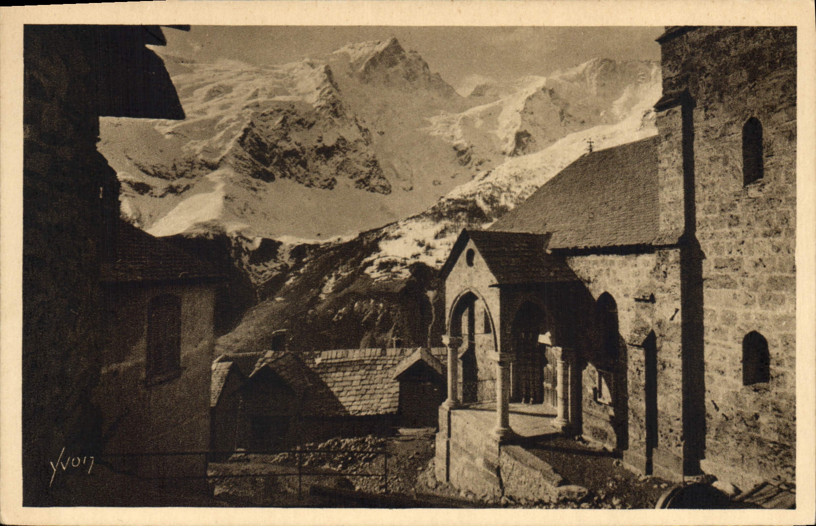 CPA Les Alpes La Meije vue des Terrasses Au premier plan la vieille eglise romane du village