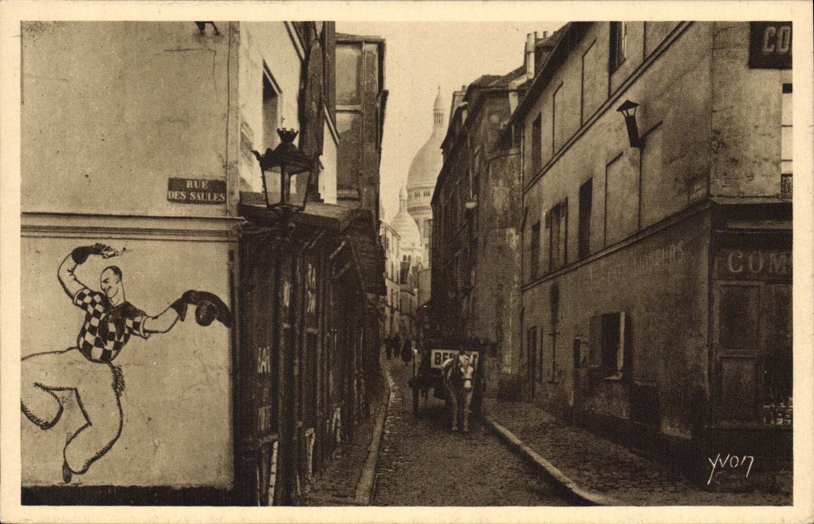 CPA Paris La Rue Saint Rustique au fond le Sacre Coeur 