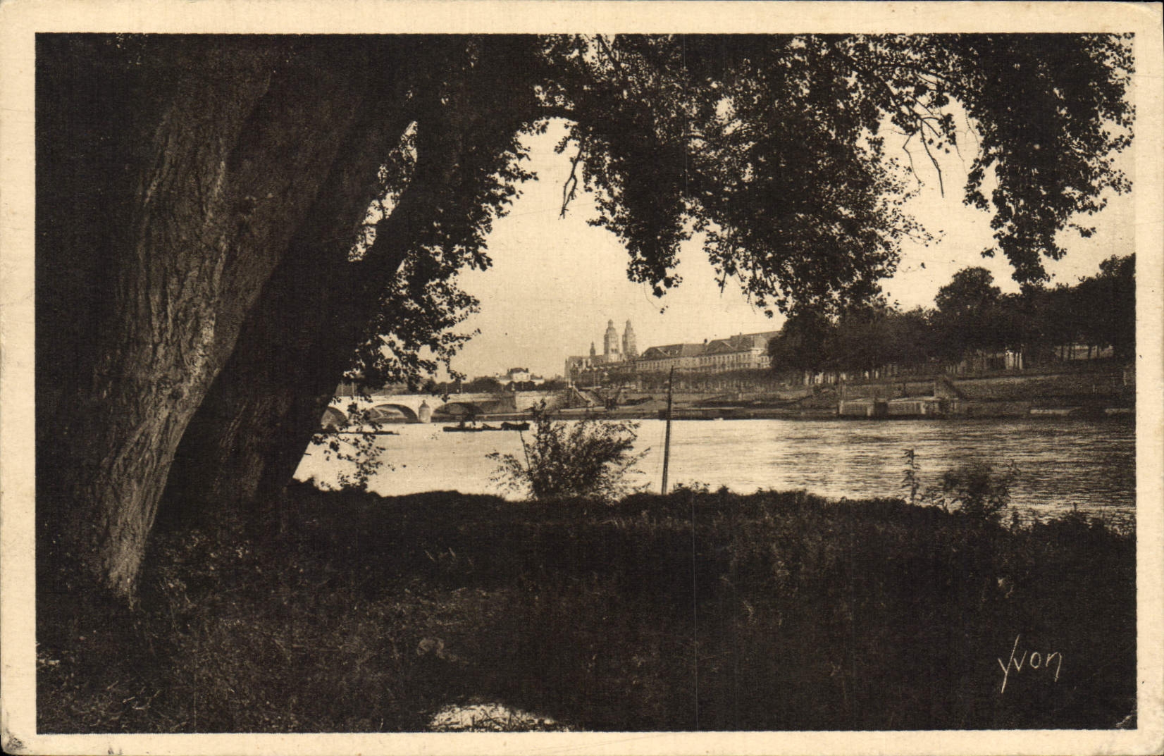 CPA Tours Indre et Loire Bords de la Loire La Cathedrale et Pont de Pierre