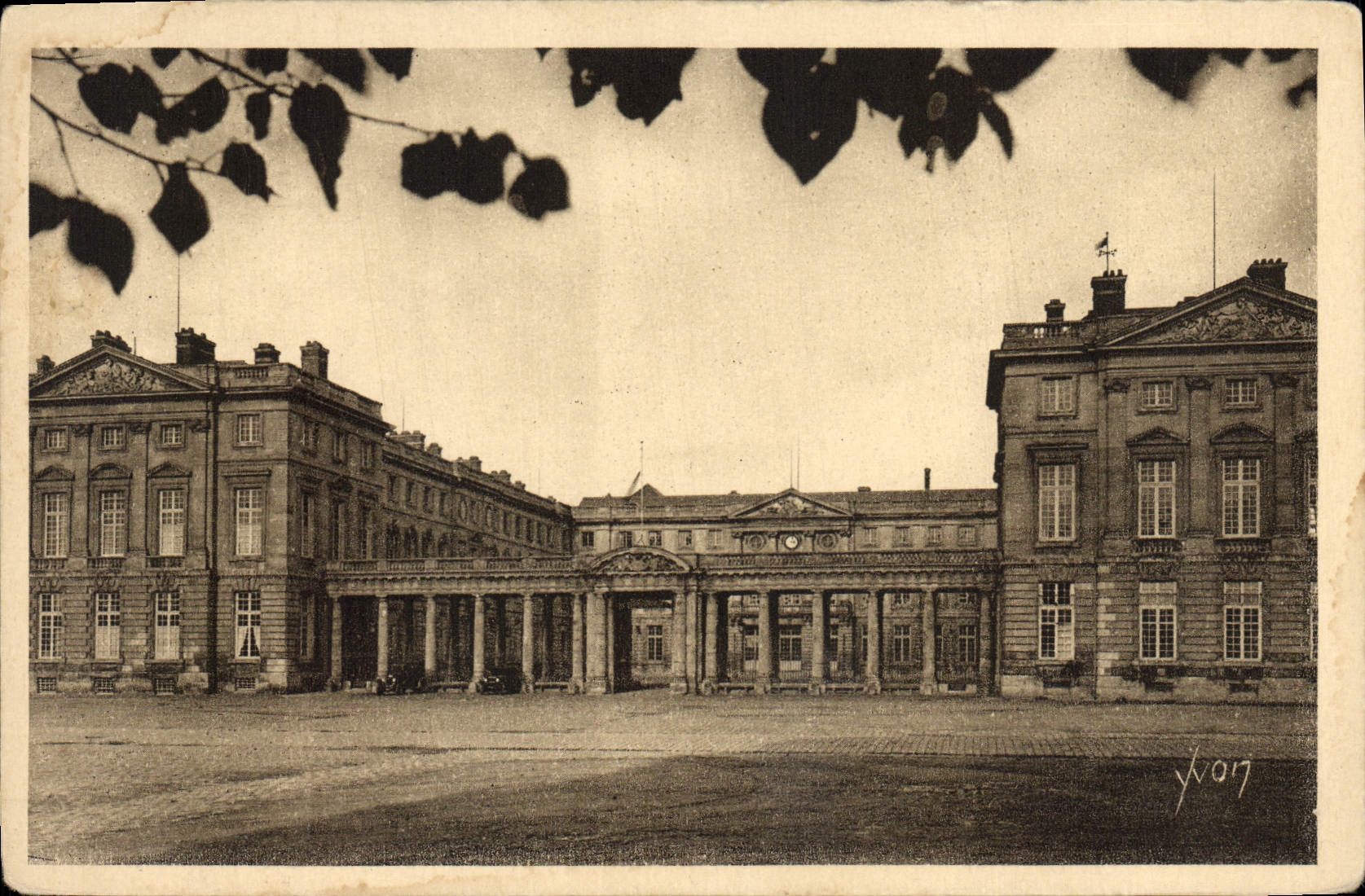 CPA La Douce France Chateau de Compiegne Facade du Chateau 