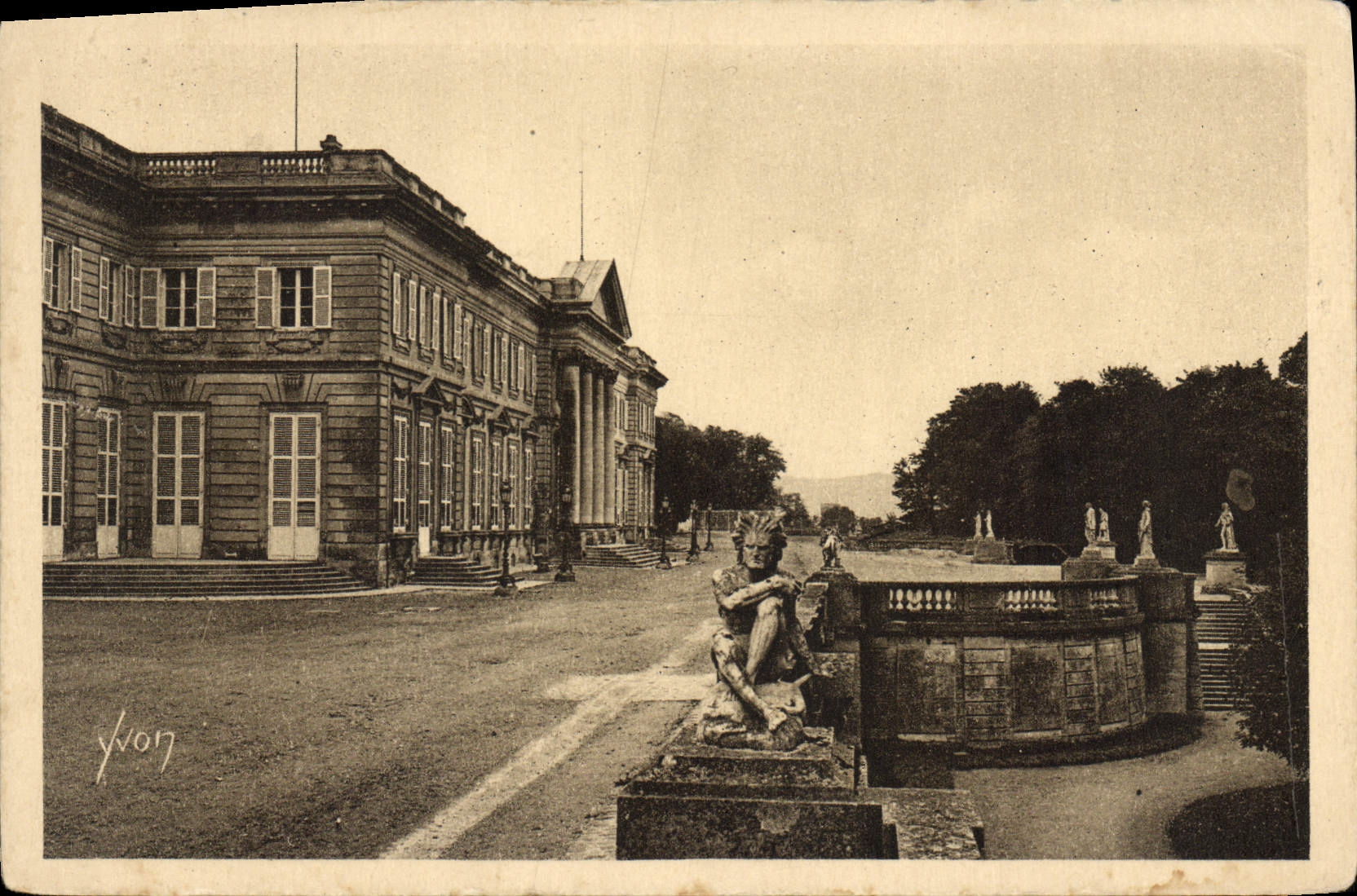 CPA La Douce France Chateau de Compiegne La Grande Terrasse 