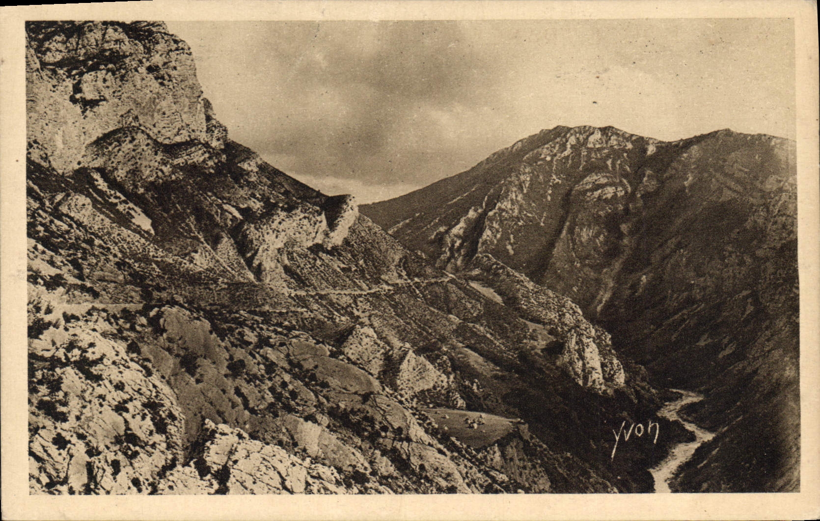 CPA Paysages et Pierres de Provence Le Verdom aux environs d'Aiguines 