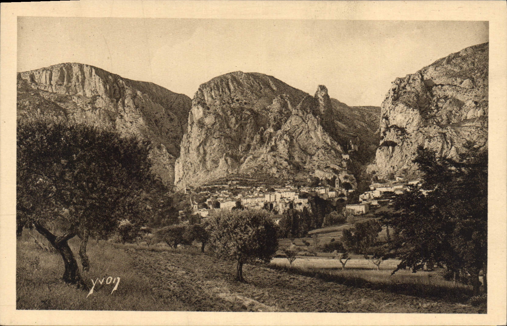 CPA Paysages et Pierres de Provence Vue generale de Moustiers Ste Marie 