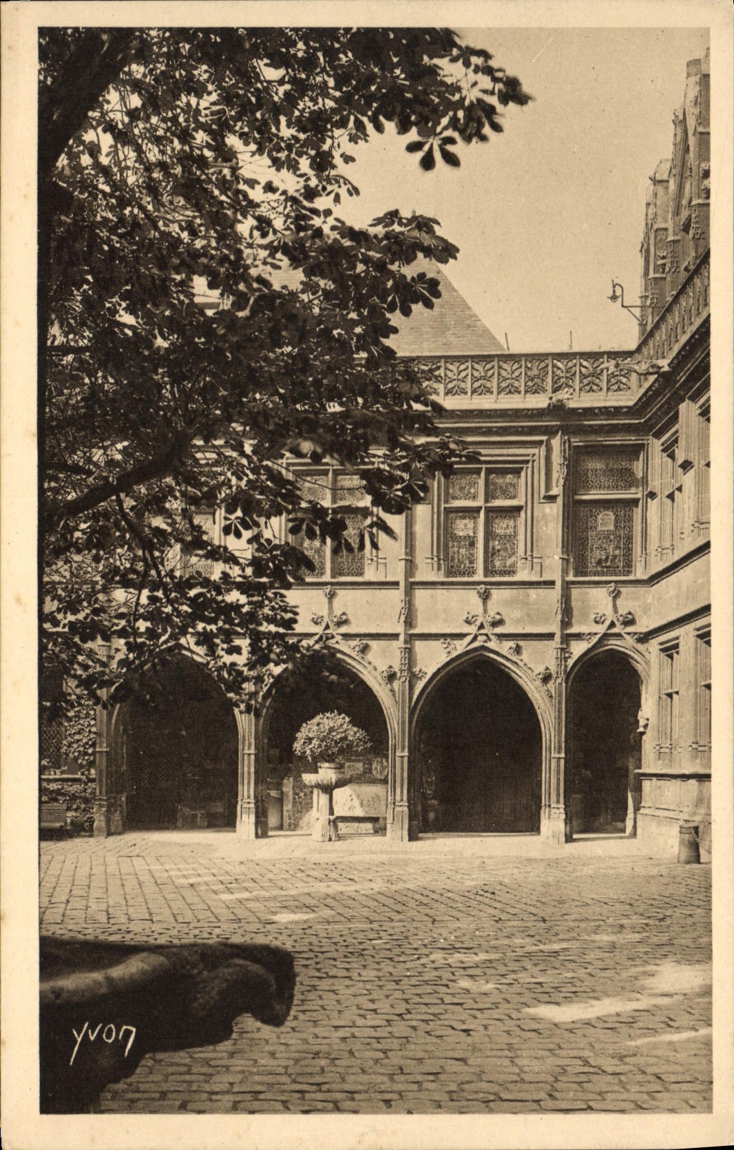 CPA Paris Musee de Cluny Cour d'Honneur 
