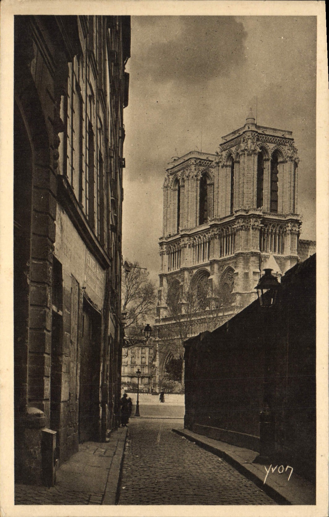 CPA Paris Notre Dame vue de la Rue Saint Julien le Pauvre 
