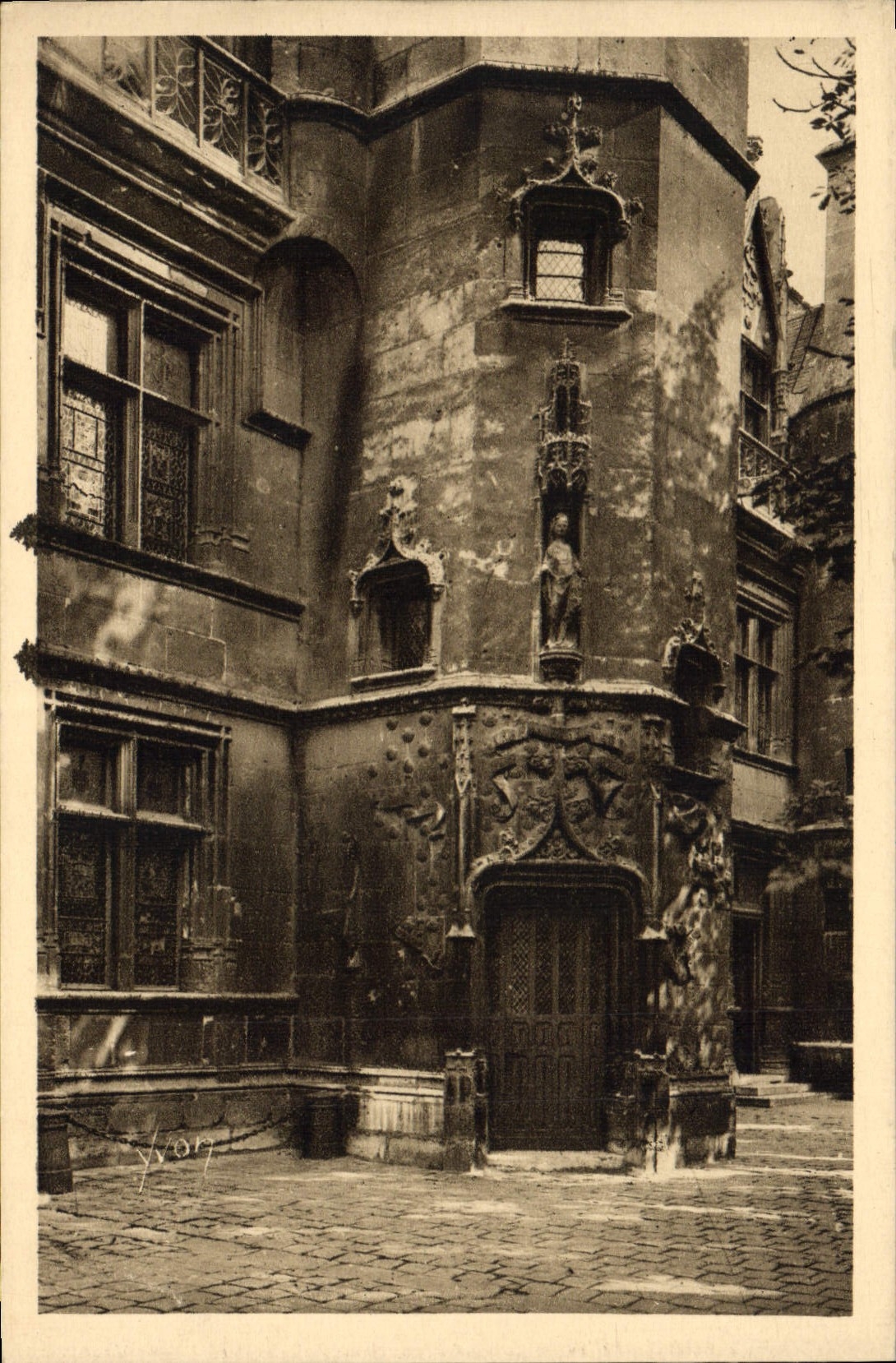 CPA Paris Musee de Cluny Detail de la Cour d'Honneur