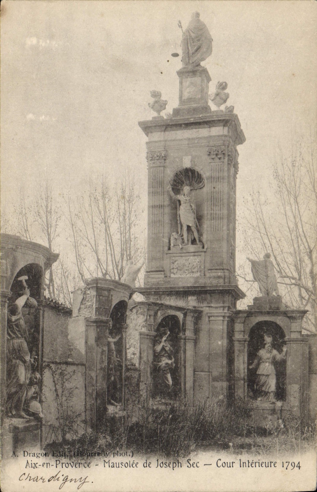 CPA Aix en Provence Mausolee de Joseph Sec Cour Interieure 