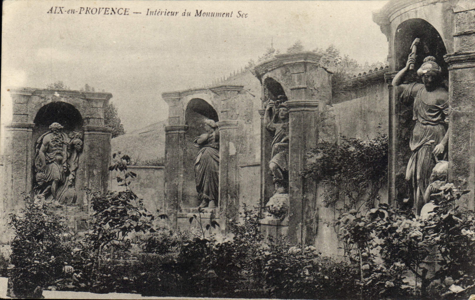 CPA Aix en Provence Interieur du Monument Sec 