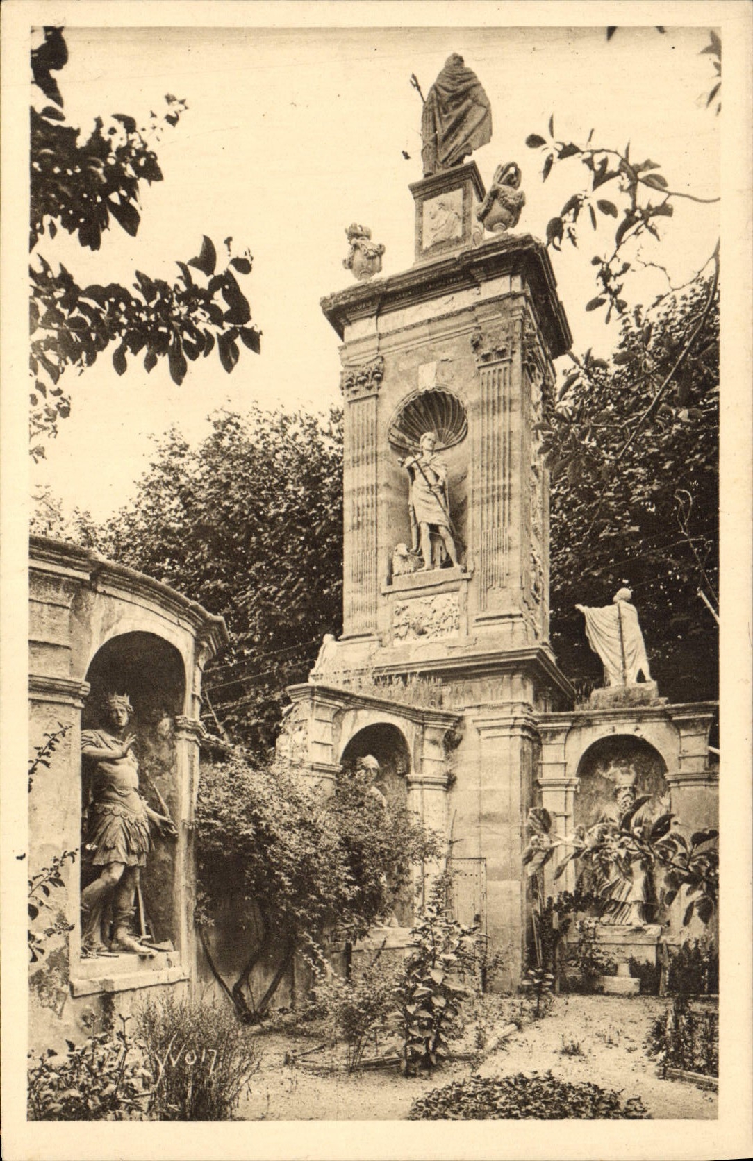 CPA Aix en Provence B du R Mausolee de Joseph Sec 