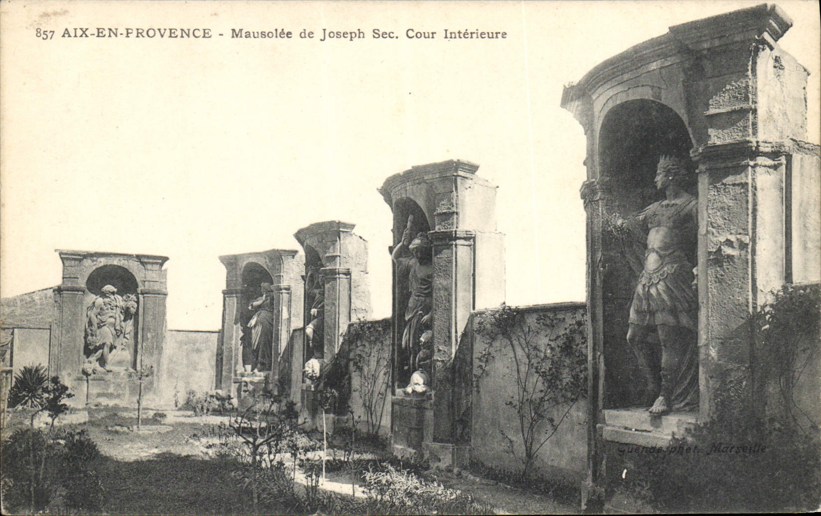 CPA Aix en Provence Mausolee de Joseph Sec Cour Interieure 