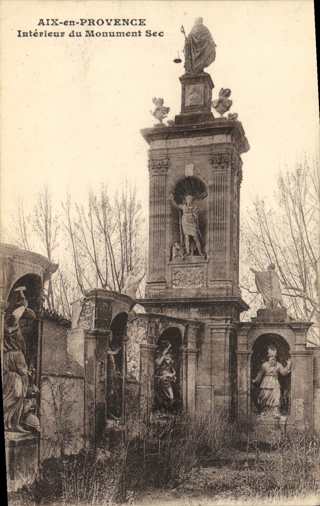 CPA Aix en Provence Interieur du Monument Sec 