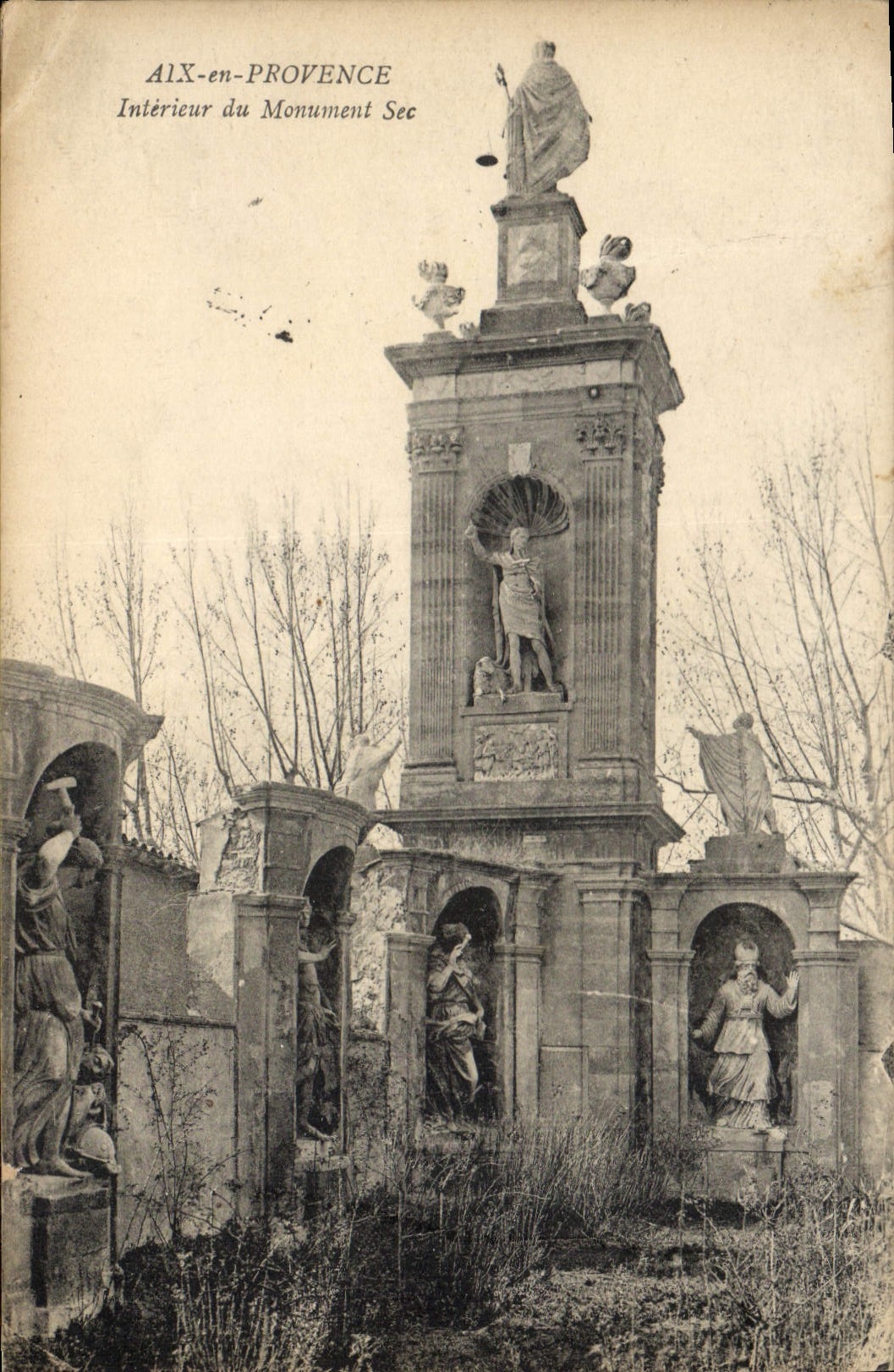 CPA Aix en Provence Interieur du Monument Sec 