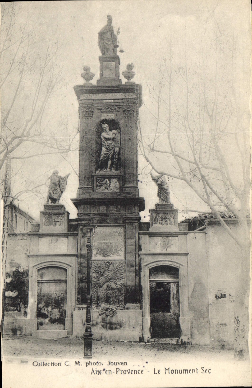 CPA Aix en Provence Le Monument Sec 