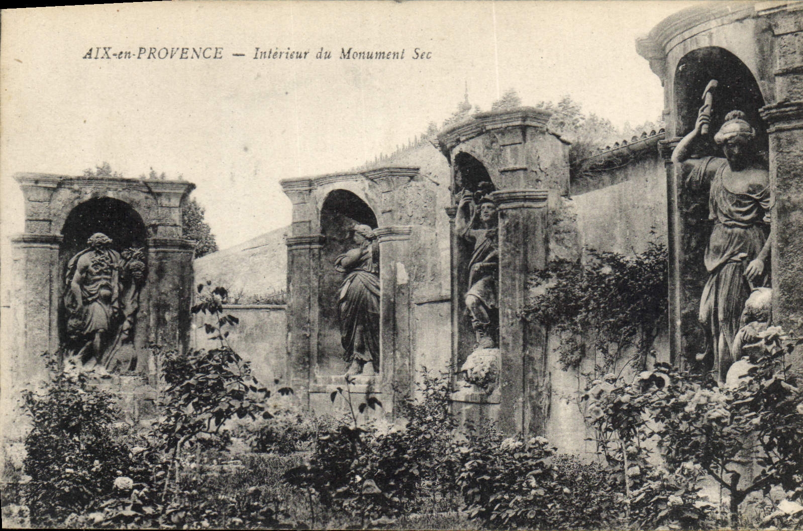 CPA Aix en Provence Interieur du Monument Sec 